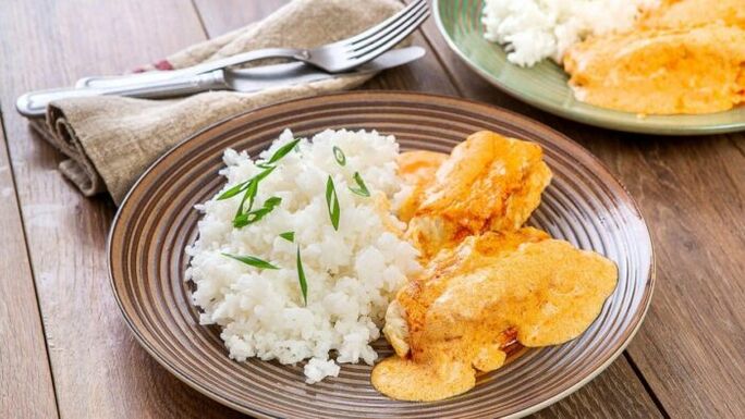Zum Mittagessen können Besitzer der dritten Blutgruppe Kabeljau mit Reis kochen. 