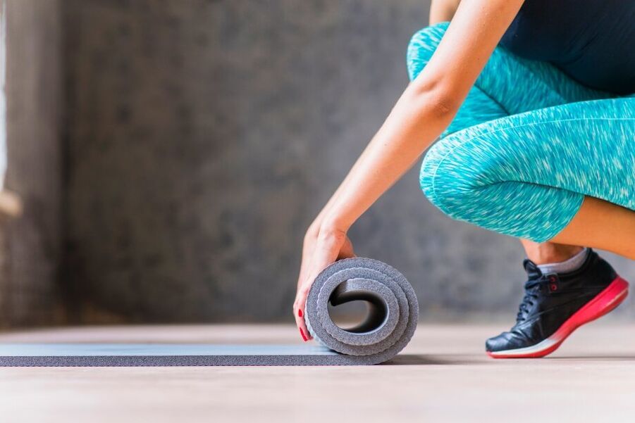 Das Mädchen rollt den Teppich