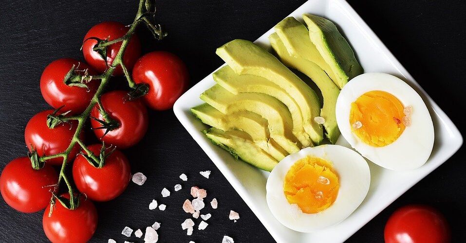 Gekochtes Ei, Avocado und Tomaten