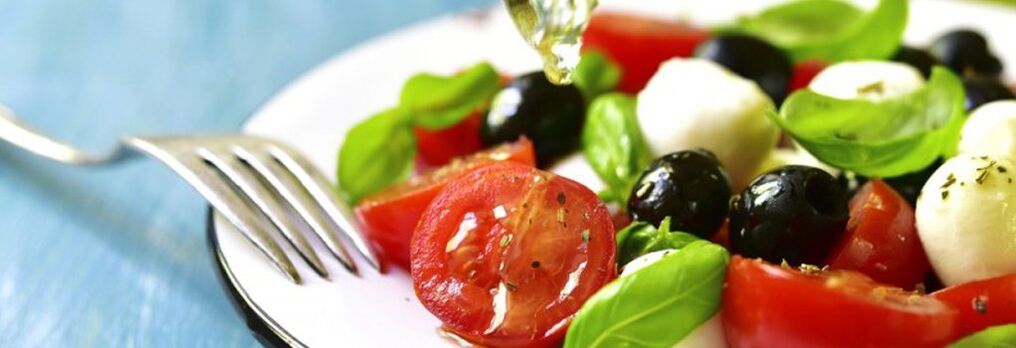 Gemüsesalat ist Teil der mediterranen Ernährung.