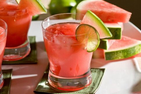 Die Wassermelonendiät zur Gewichtsreduktion schließt alle Arten von Getränken aus. 